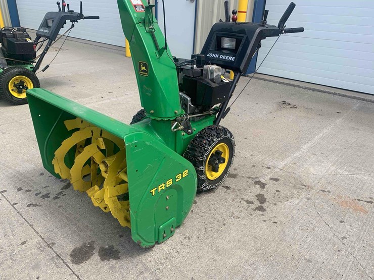 john-deere-trs32-snowblower-image-1