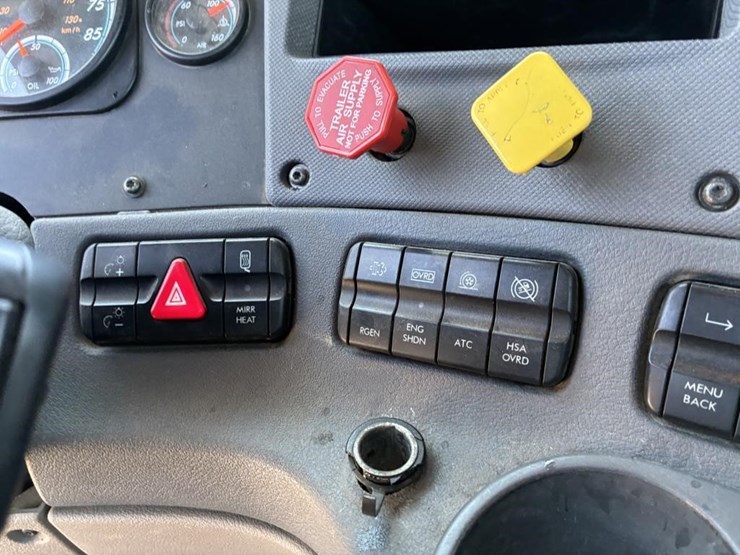 2016-freightliner-cascadia-truck-tractor-image-20