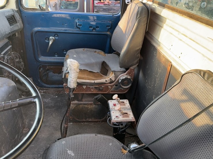 1994-ford-9000-image-19