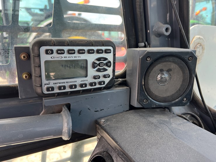 2019-takeuchi-tl8-image-13