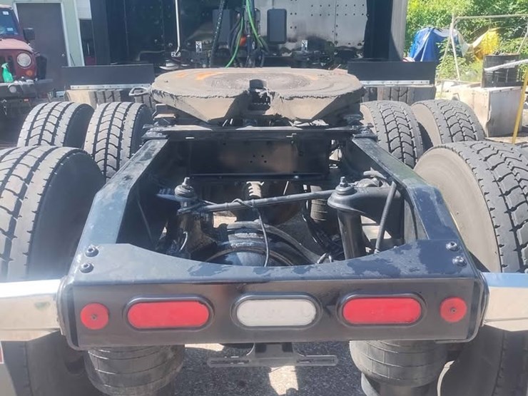 2021-peterbilt-567-image-3