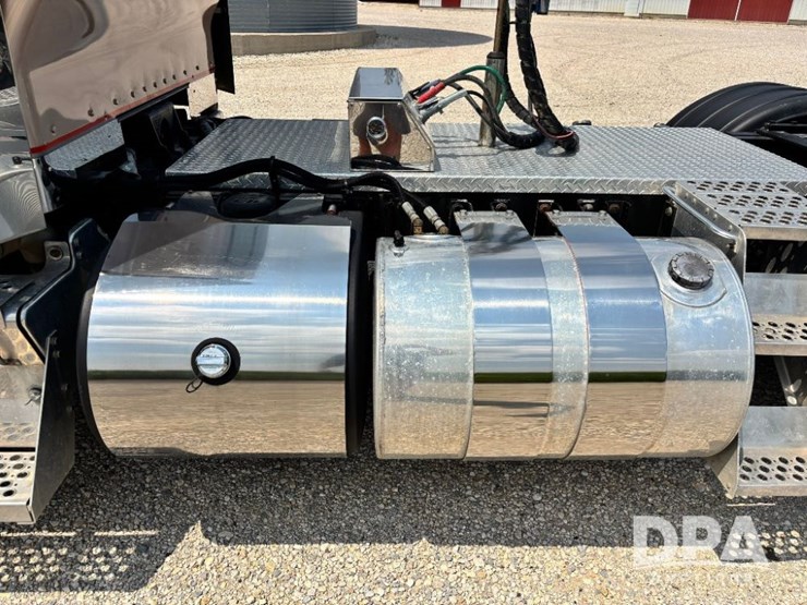 2014-kenworth-w900-image-29