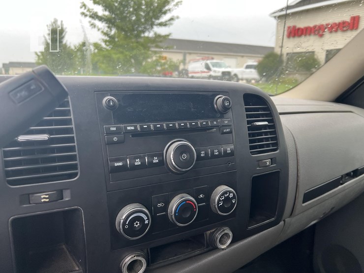 2011-chevrolet-3500hd-image-43