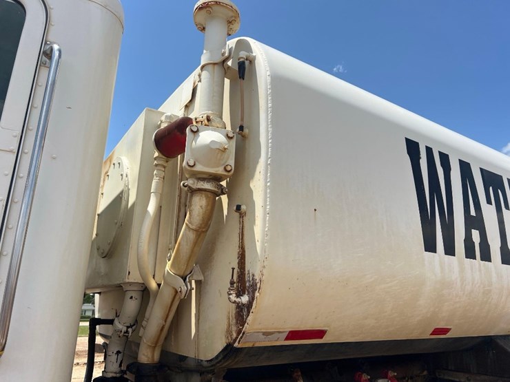 2003-peterbilt-330-image-15