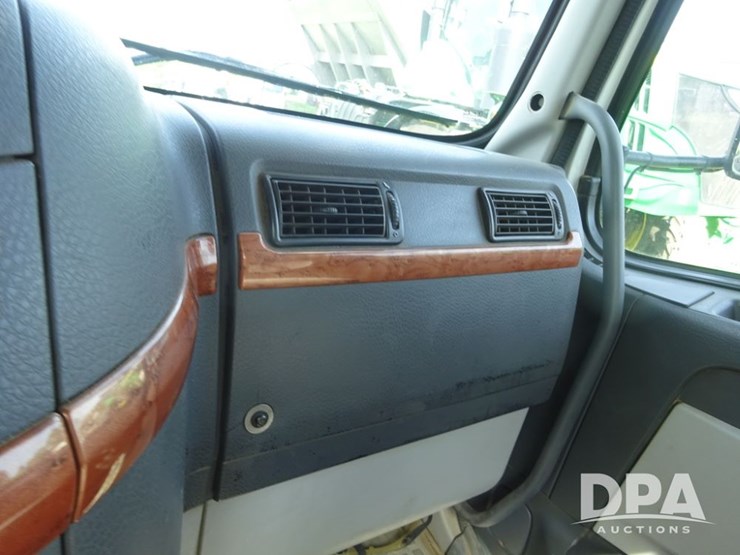 2005-volvo-10-image-86