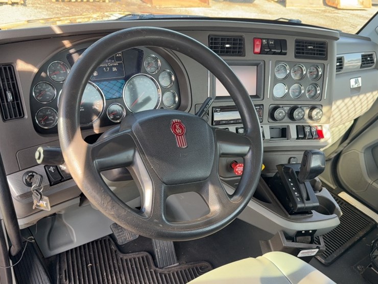 2016-kenworth-t880-image-18