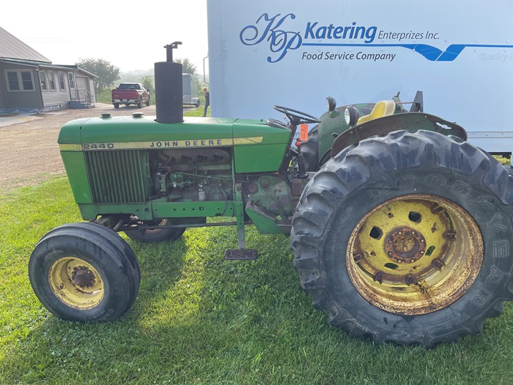 john-deere-2440-image-5