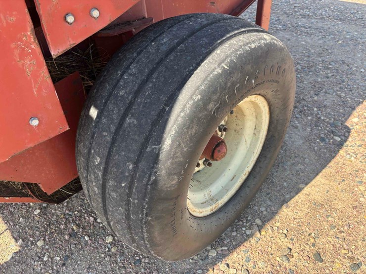 hesston-560-image-23