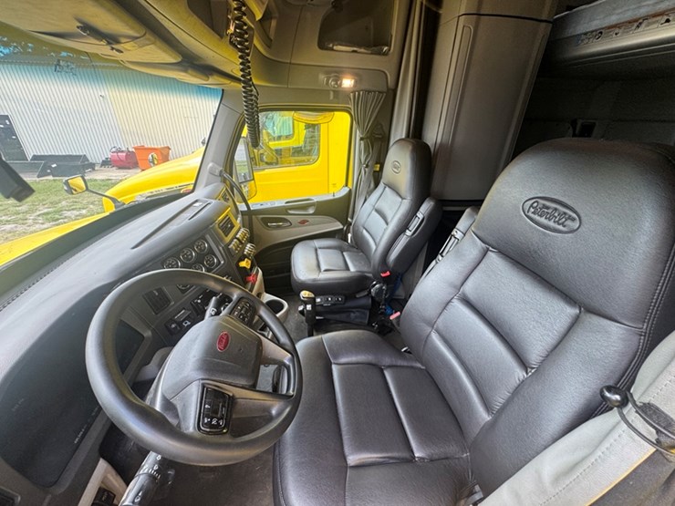 2023-peterbilt-579-image-5