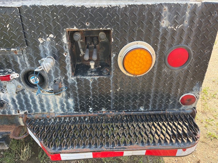 1998-freightliner-fl70-image-29