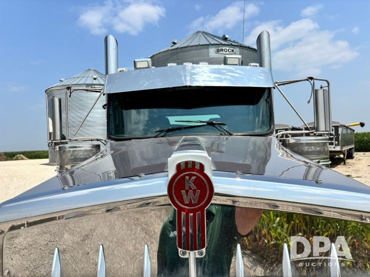 2014-kenworth-w900-image-21