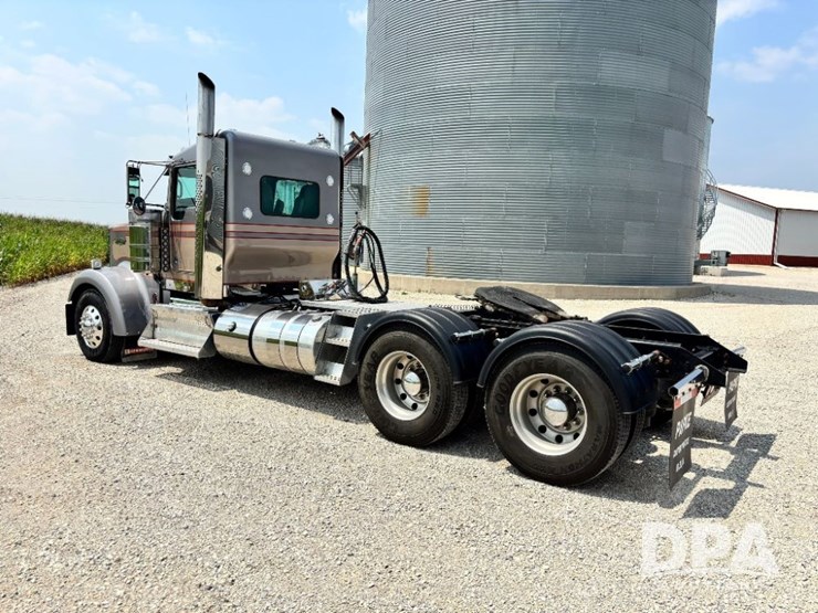 2014-kenworth-w900-image-16