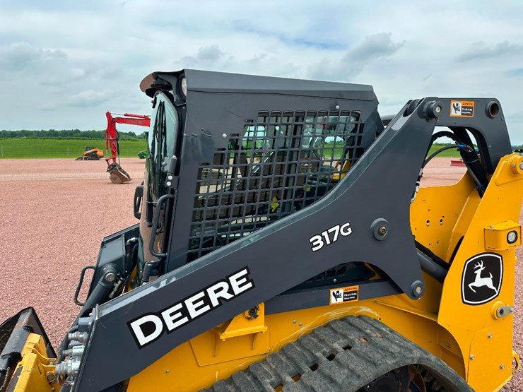 2020-deere-317g-image-14