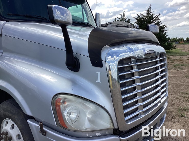 2011-freightliner-cascadia-ca125slp-t/a-truck-tractor-image-11