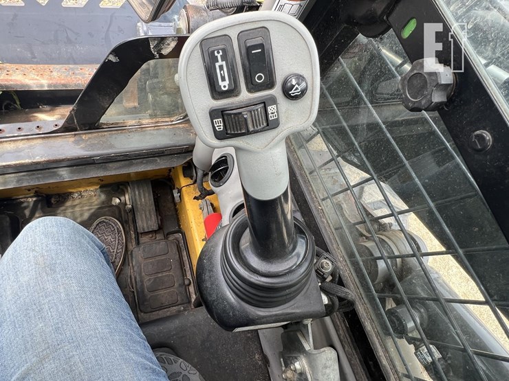 2017-new-holland-l228-image-7