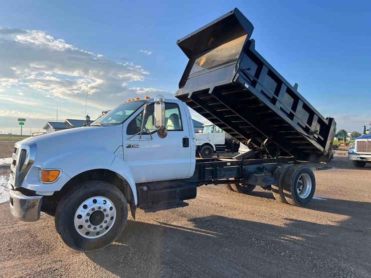 2009-ford-f750-image-1