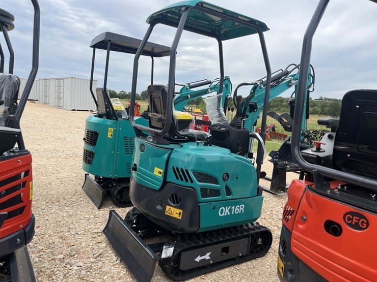 cfg-qk16r-mini-excavator-image-3