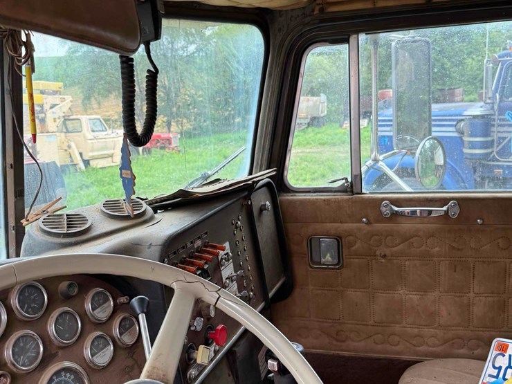1987-peterbilt-359-image-39