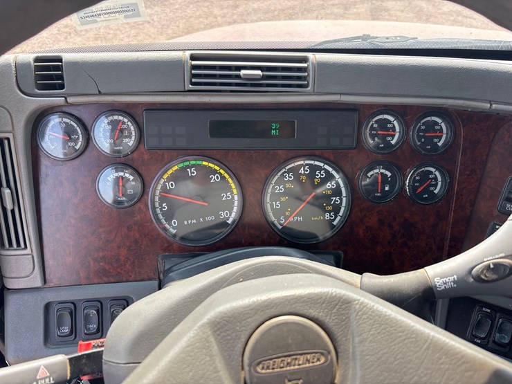 2001-freightliner-truck-tractor-image-25