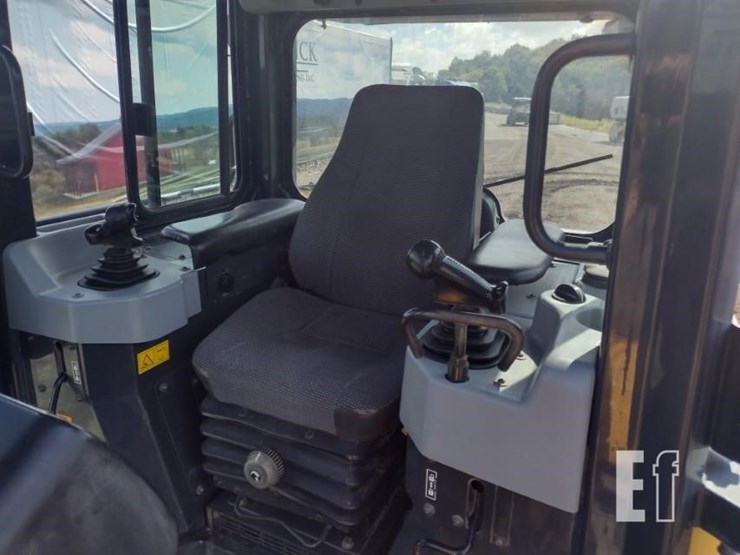 2011-komatsu-d31px-22-image-15