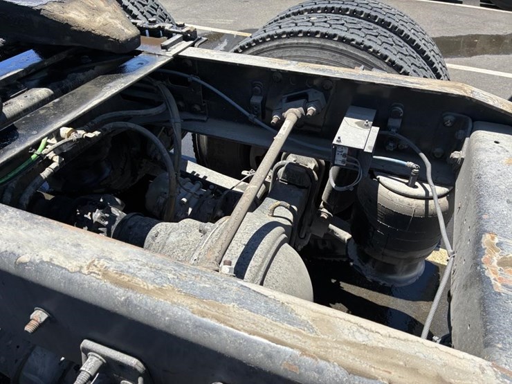 2016-freightliner-cascadia-truck-tractor-image-8