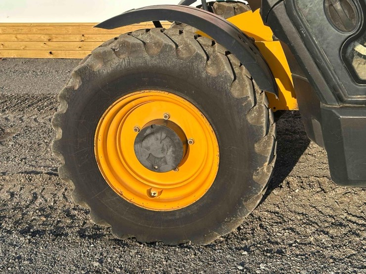 2011-jcb-541-70-image-16