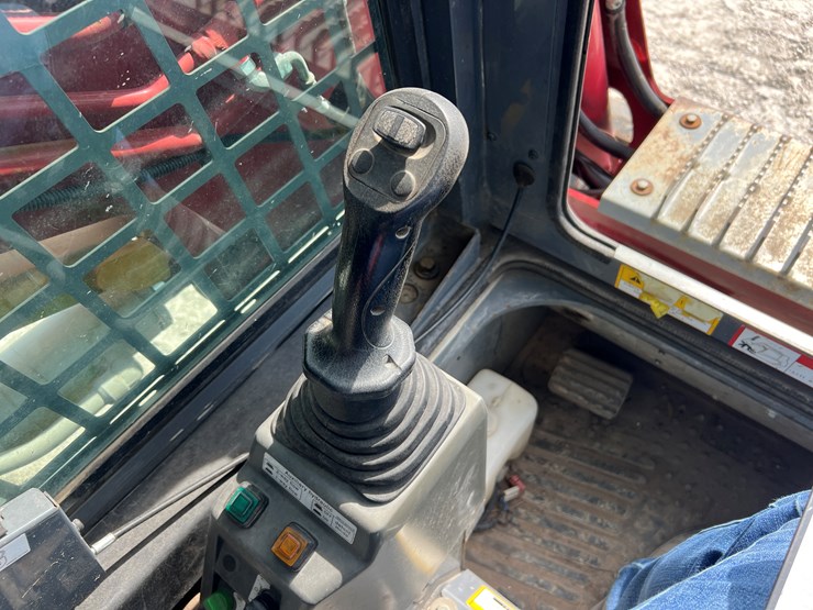 2019-takeuchi-tl8-image-7