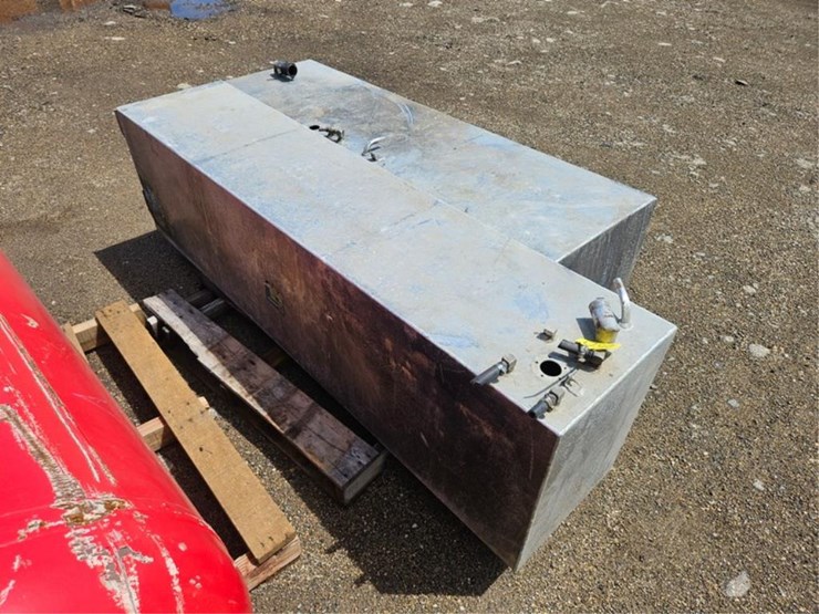 #2571-•-pallet-of-aluminum-fuel-tanks-image-4