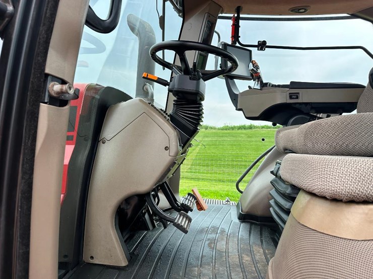 2017-case-ih-magnum-250-image-46