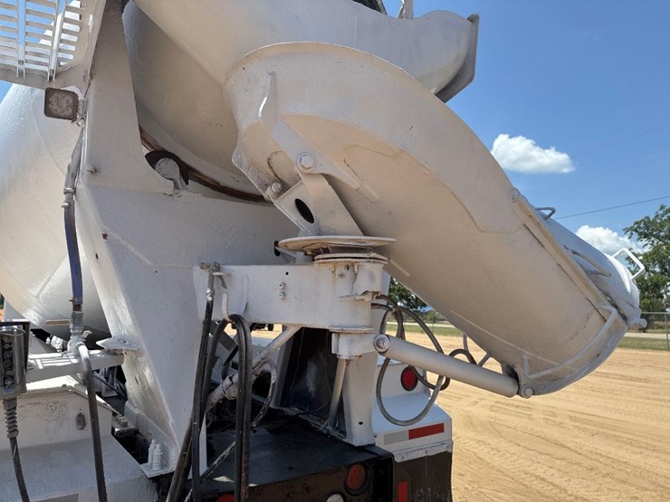 2015-peterbilt-class-8-cement-mixer-truck-image-16