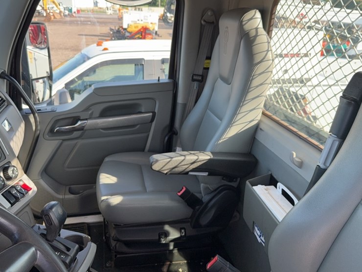 2016-kenworth-t880-image-17