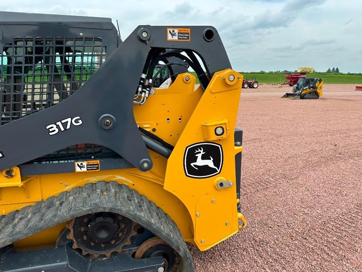 2020-deere-317g-image-12