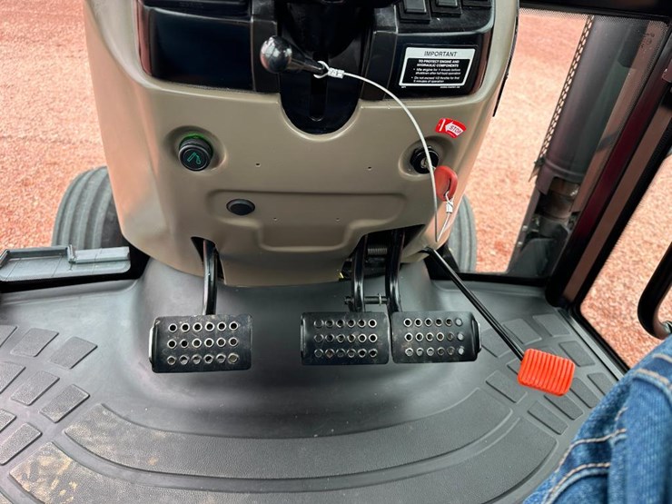 2015-case-ih-farmall-125a-image-45