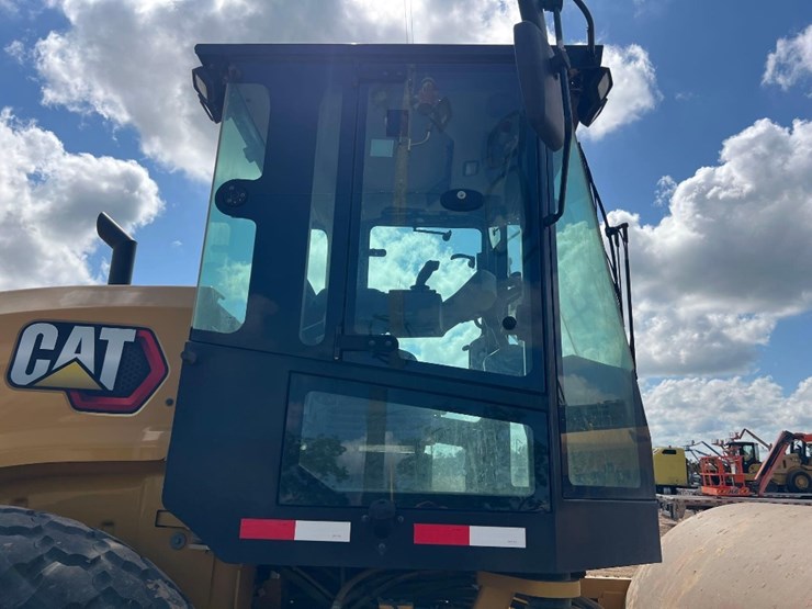 2022-caterpillar-cs54b-image-24