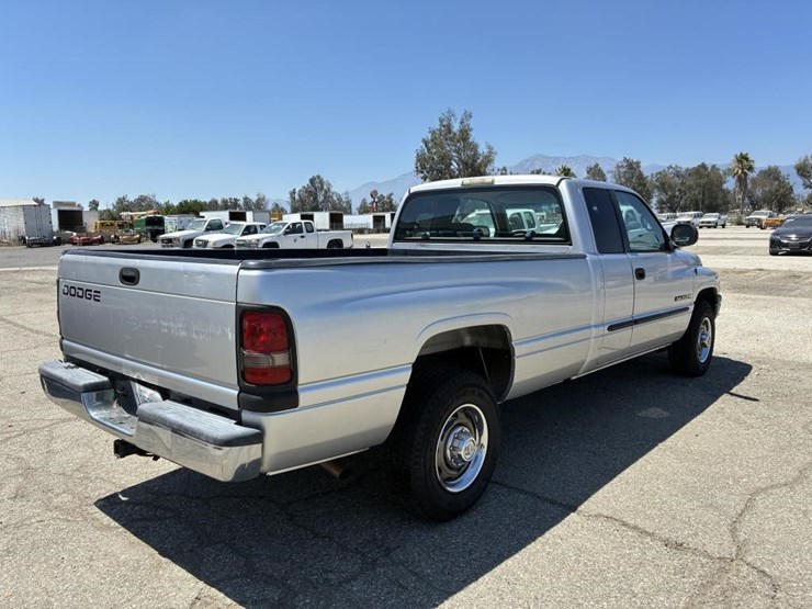 2001-dodge-2500-image-3