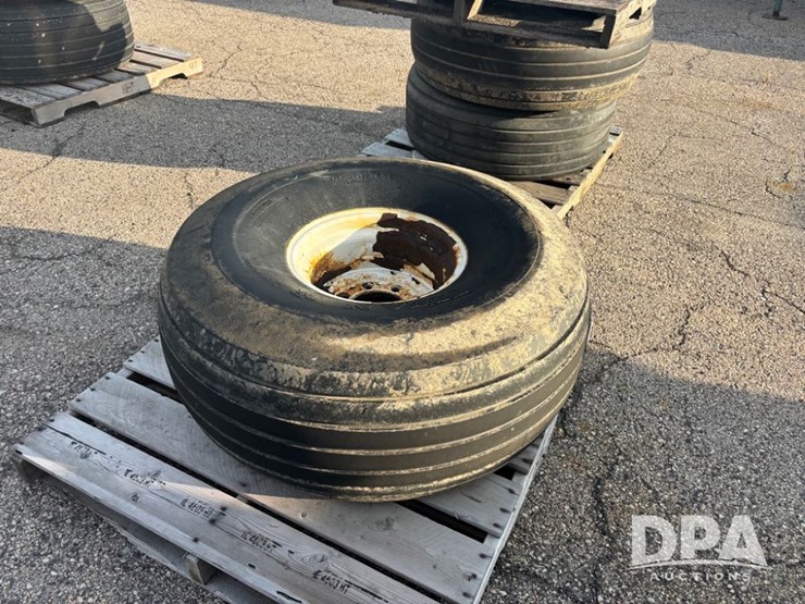 implement-tire-(dr11903)-image-1