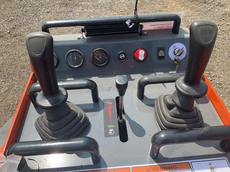 #1004-•-hurricane-hrc-700-mini-skid-steer-loader-image-18