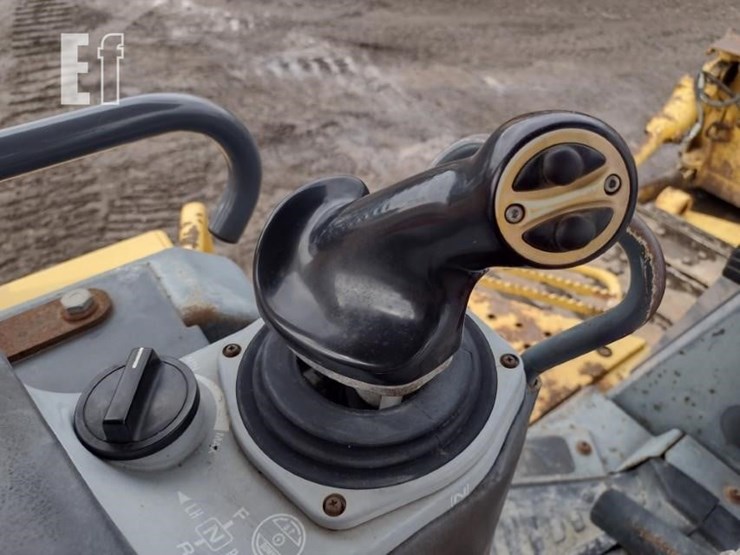 2005-komatsu-d65ex-15-image-8