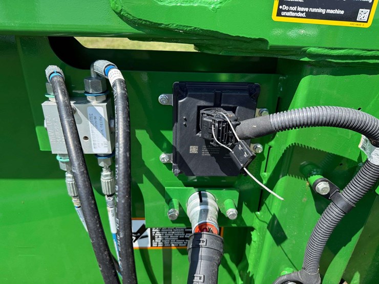 2021-john-deere-c12r-image-18