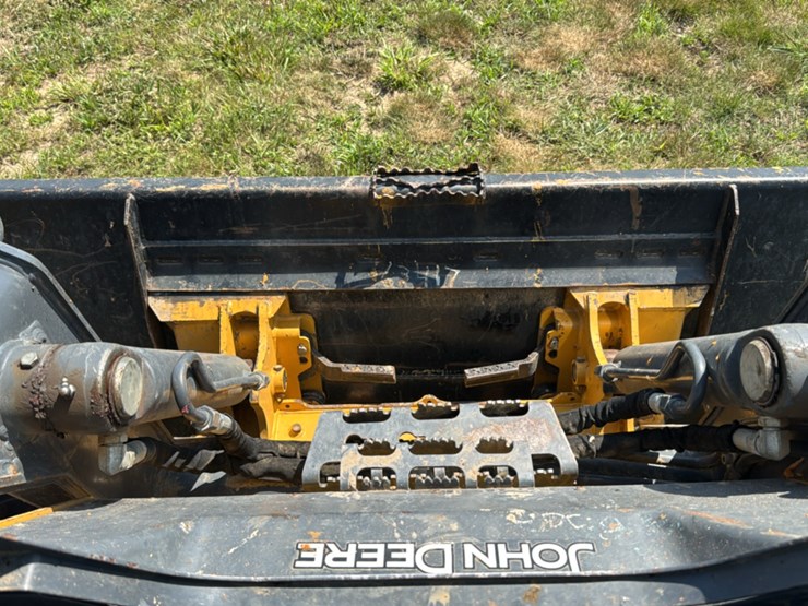 2019-deere-330g-image-35