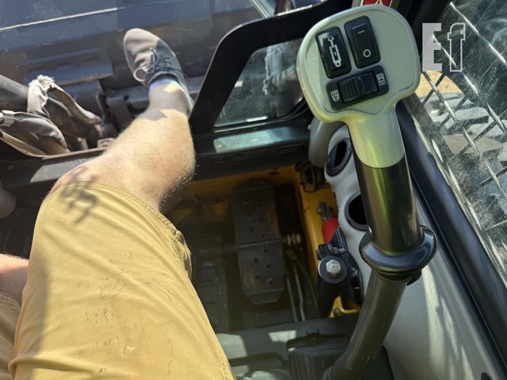 2019-new-holland-l220-image-13