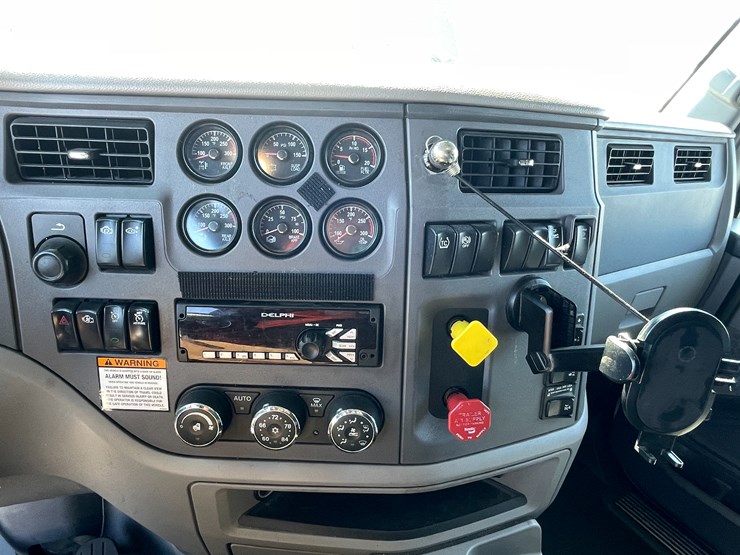 2015-peterbilt-579-image-27