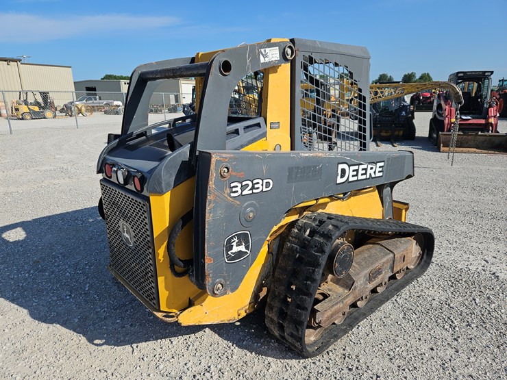2013-deere-323d-image-15