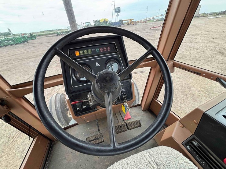 1982-allis-chalmers-8030-tractor-image-19