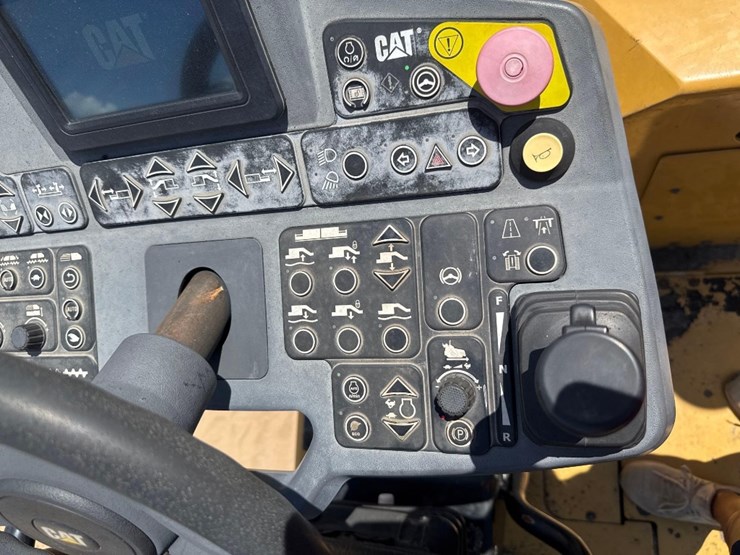 2015-caterpillar-ap-1055f-image-28