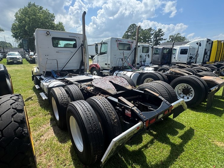 21-2015-volvo-vnl64t---d13,-405-hp---10-sp-698,118-miles-showing-- 4v4nc9eg7fn937547-image-4