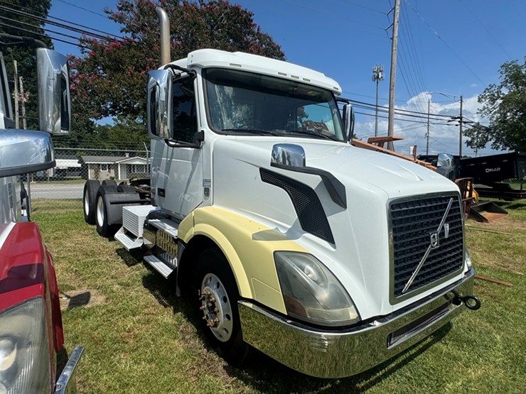 21-2015-volvo-vnl64t---d13,-405-hp---10-sp-698,118-miles-showing-- 4v4nc9eg7fn937547-image-2