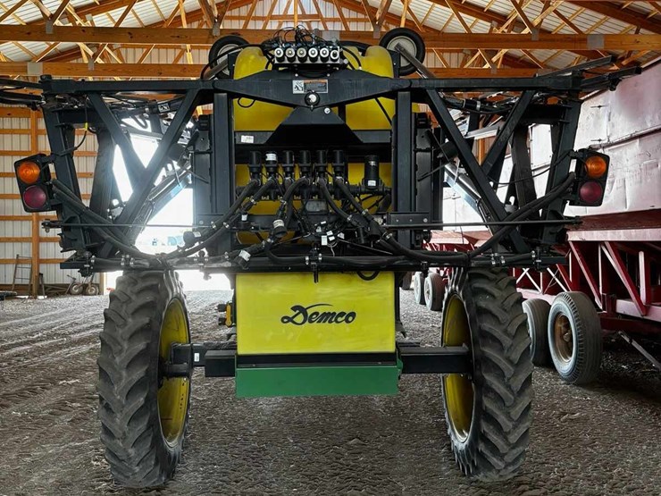 2008-denco-sprayer,-pull-type.--1250gal-and-ag-leader-monitor.-60'-boom-w/6-shut-offs-and-new-hydraulic-pump.-antenna-with-auto-steer.-image-1
