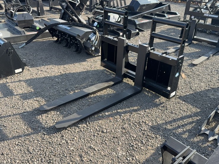 #2070-•-blue-diamond-48"-skid-steer-pallet-forks-image-2