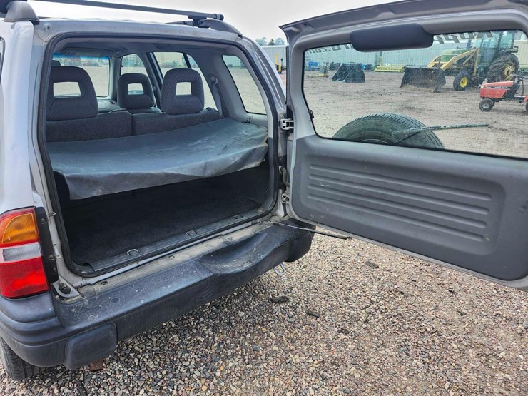 2003-chevrolet-tracker-image-5